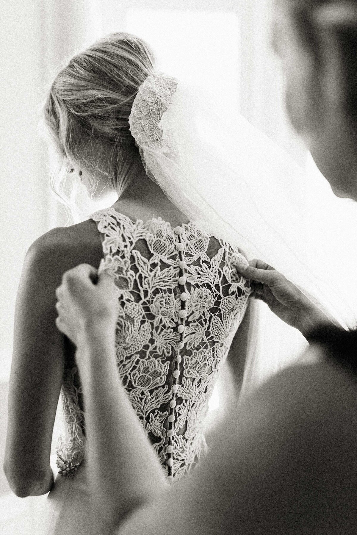 wedding-gown-lace-vintage-st-louis-mansion-wedding-photographer