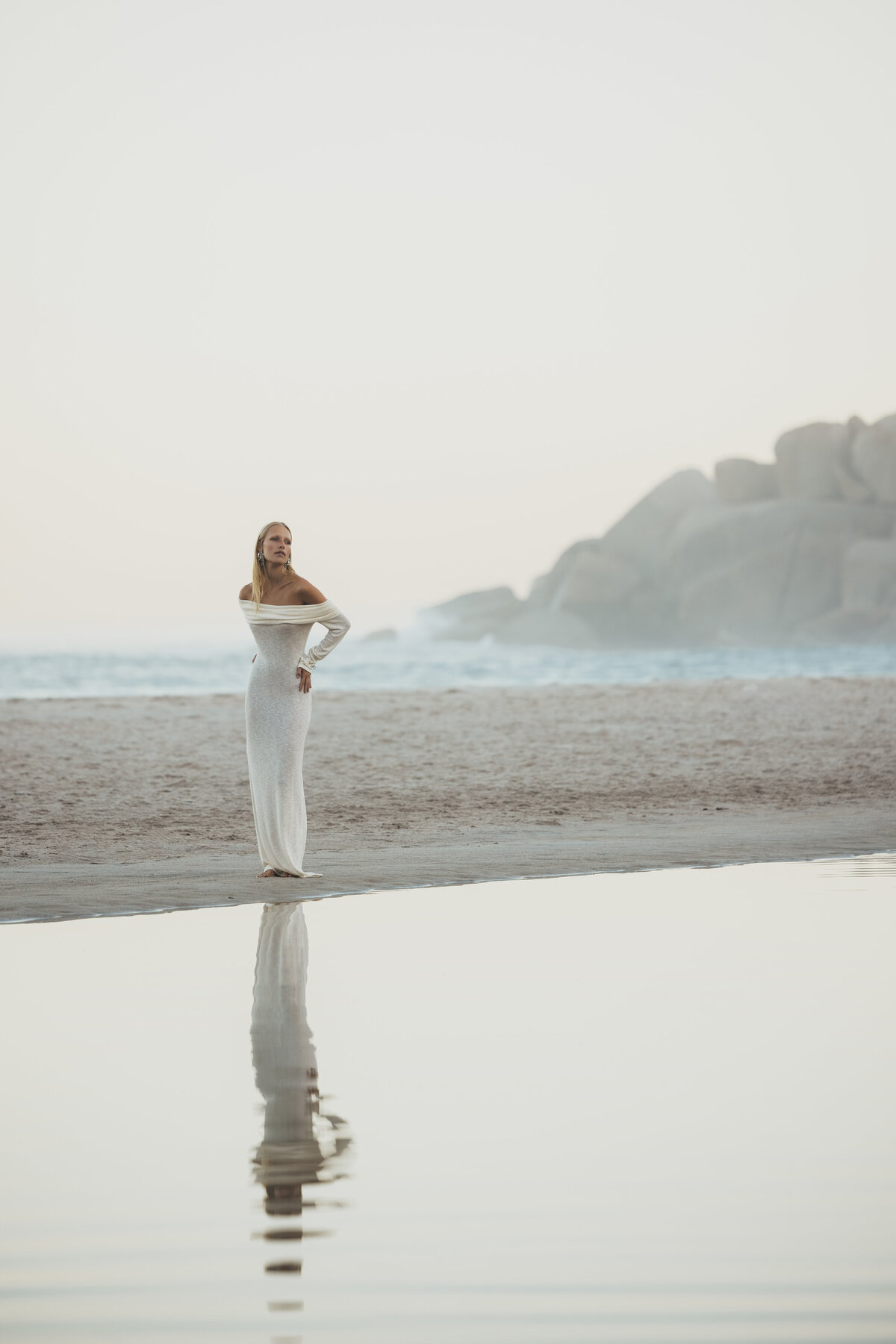 Johanna poseert op een rots aan het strand van Kaapstad tijdens golden hour