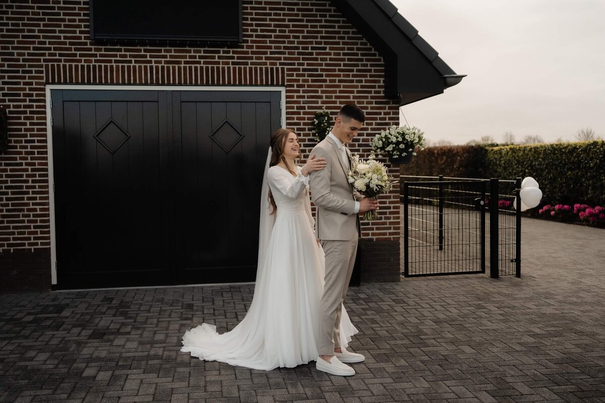 Bruid en bruidegom tijdens first look op hun trouwdag, gefotografeerd door trouwfotograaf Julia de Groot