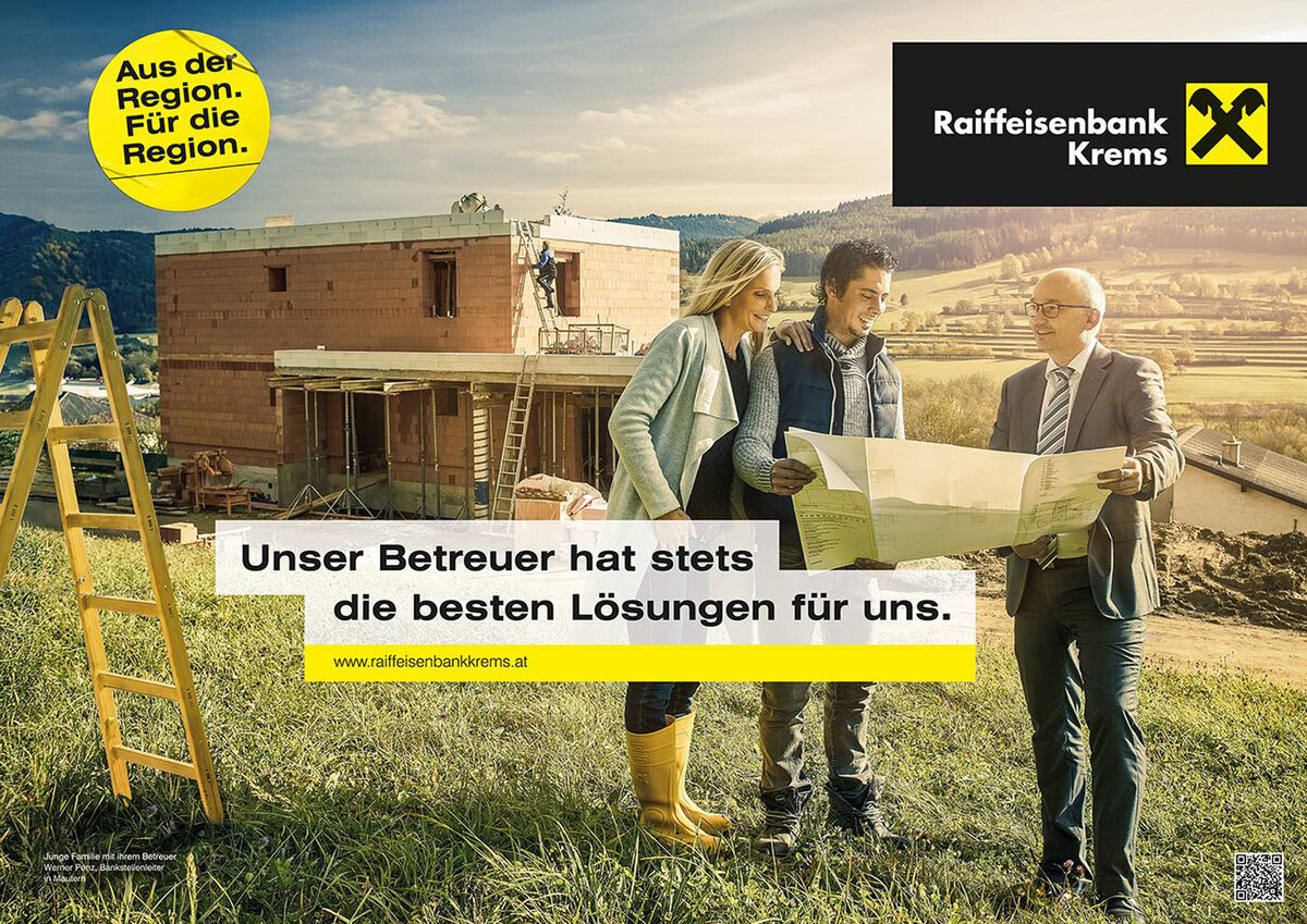Emotionales Kampagnenmotiv einer jungen Familie mit Bankberater beim Hausbau – fotografiert für die Raiffeisenbank Krems von Atelier Schulte. Werbung mit regionalem Bezug und Vertrauen.