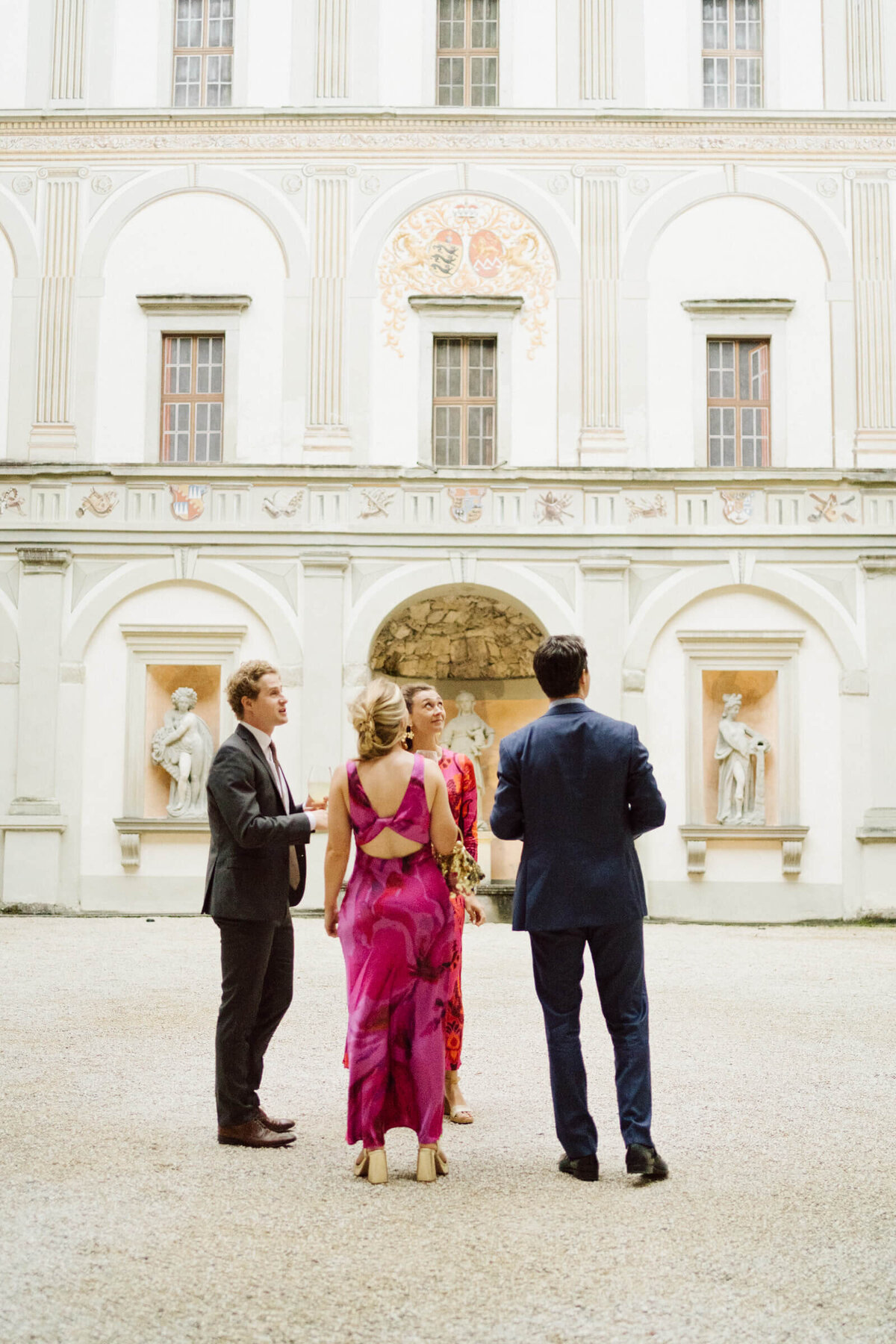 Gäste vor der Fassade des Palasts – Ankunft zur Hochzeit im Palast Hohenems.

