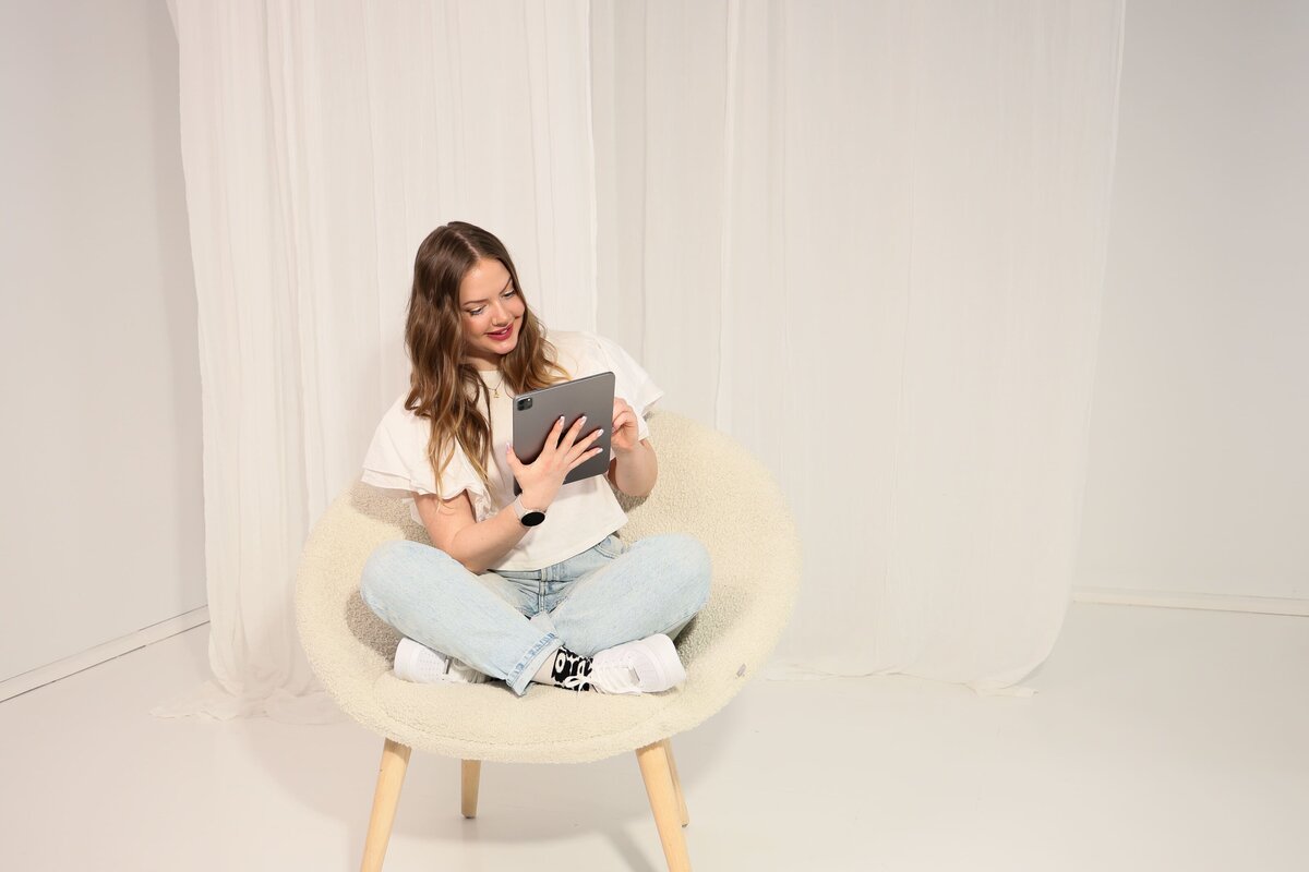 maiju sitting on the chair making notes on her ipad