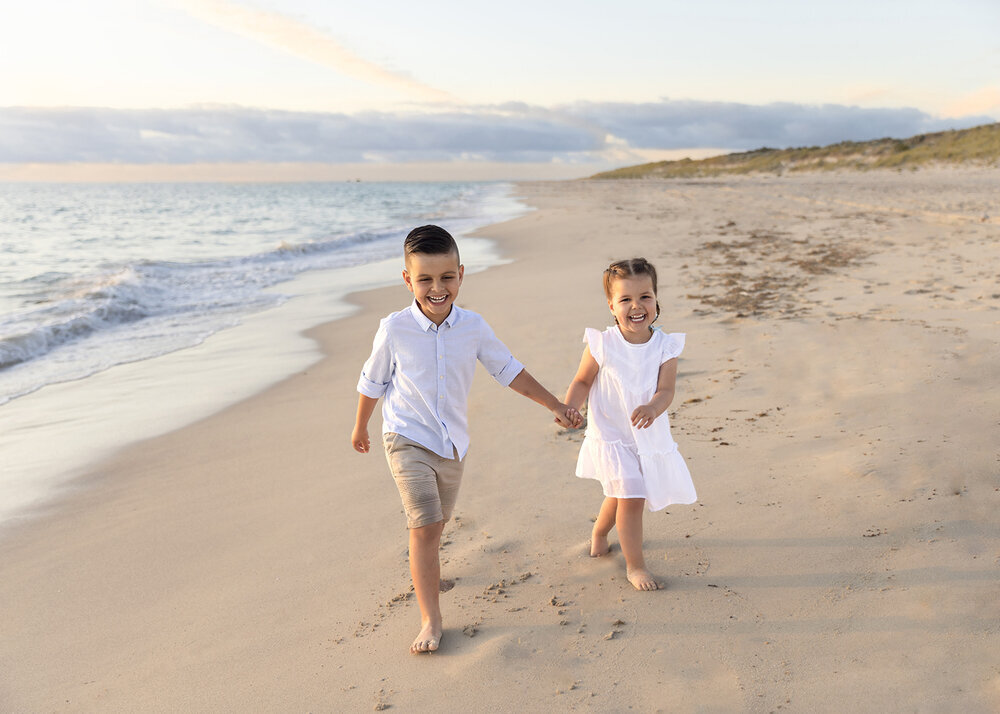 FAMILY_KIDSBROTHERANDSISTERWALKINGONBEACH