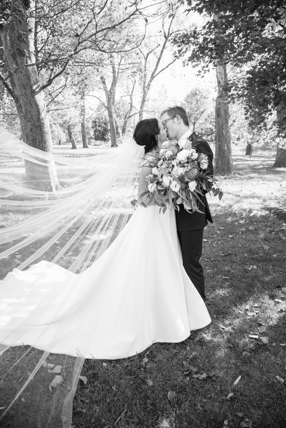 best-forest-park-wedding-photographer-saint-louis-visitor-center-wedding-photogra-her-sarah-oberheim-2