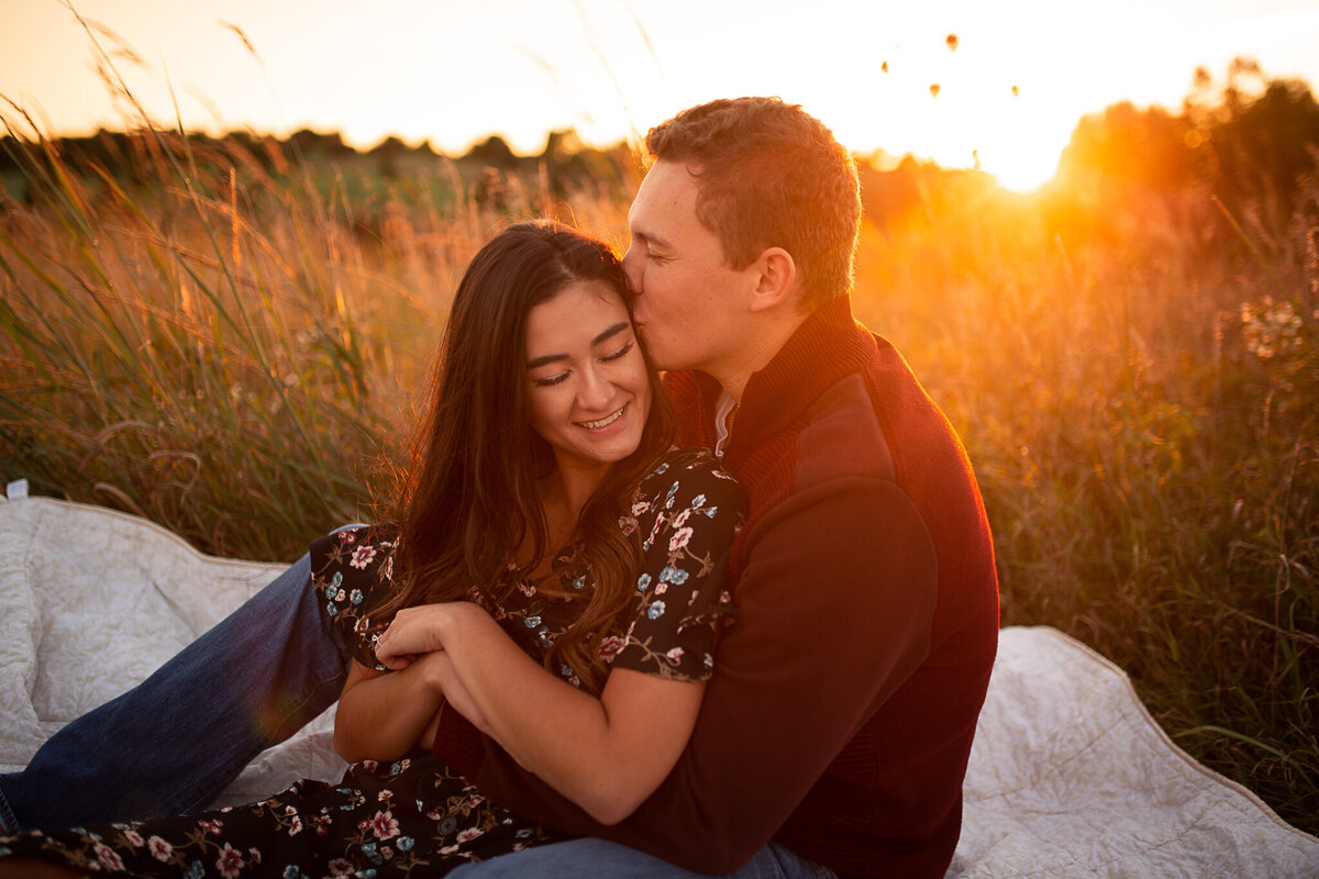 engagement-photography-couples-love-sunset-hugging