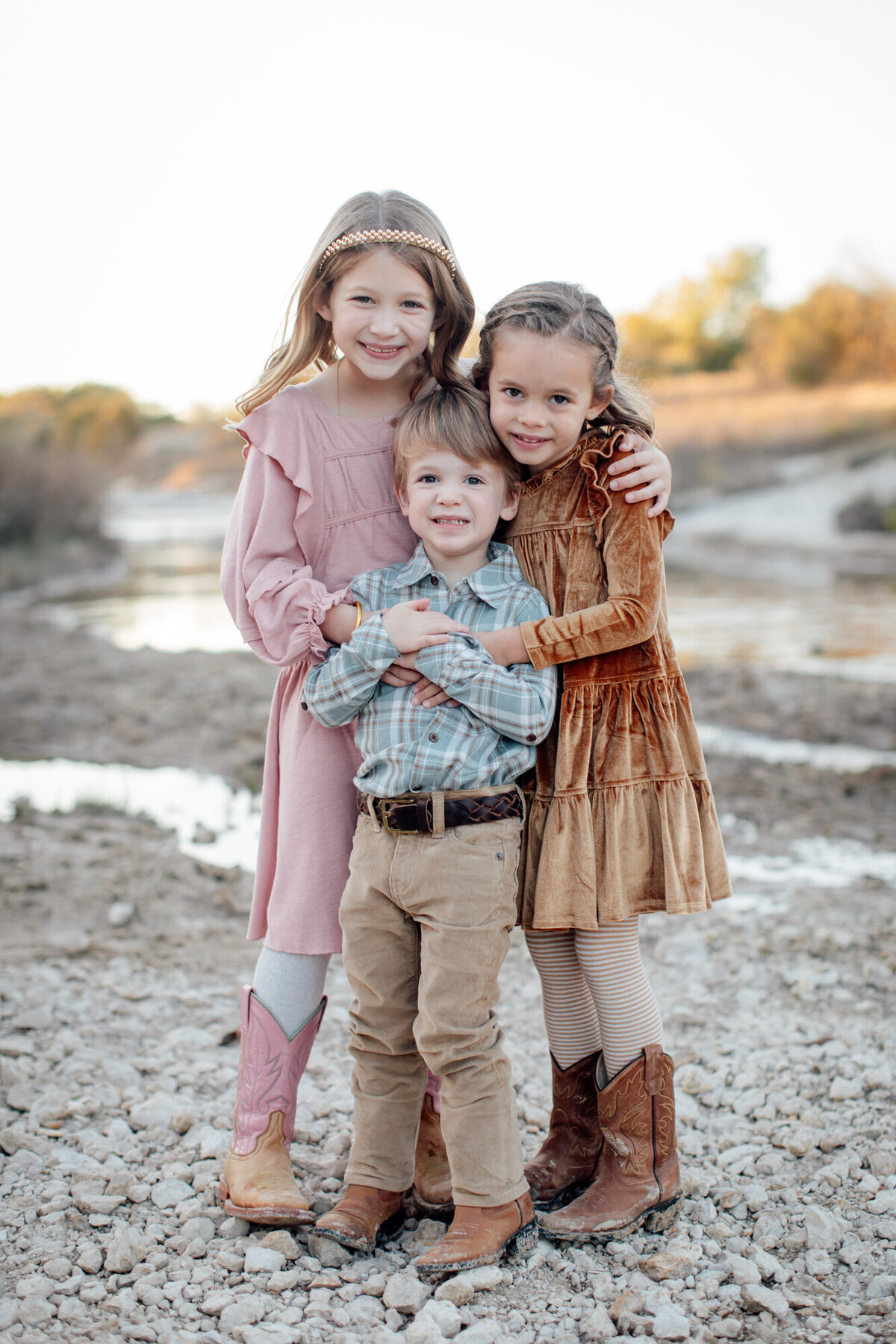 outdoor-creek-family-sibling-aledo-fort-worth-texas