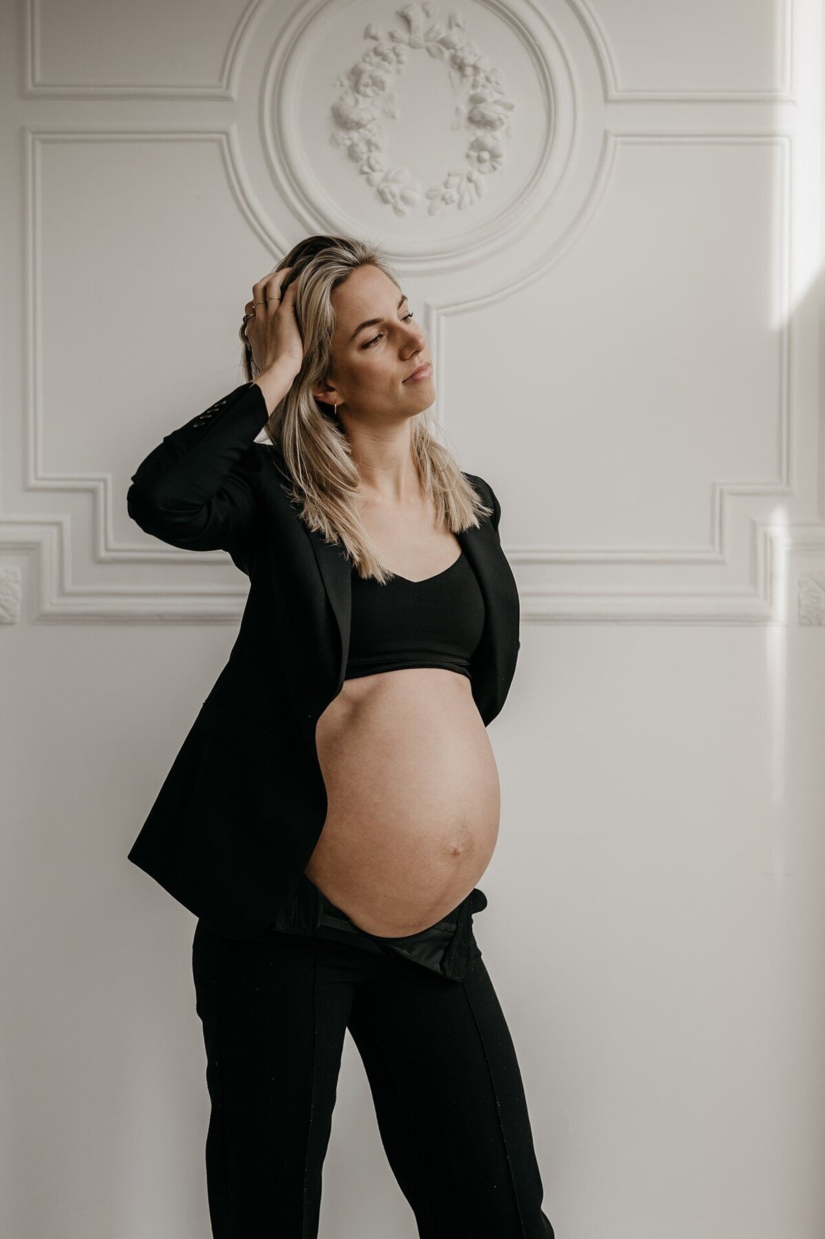 14-LouiseBoonstoppelFotografie_zwangerschapshoot_elegant_blote_buik