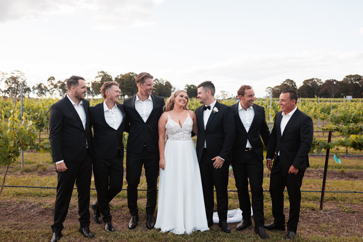 Tegan & Brad together with their groomsmen and bridesmaids!