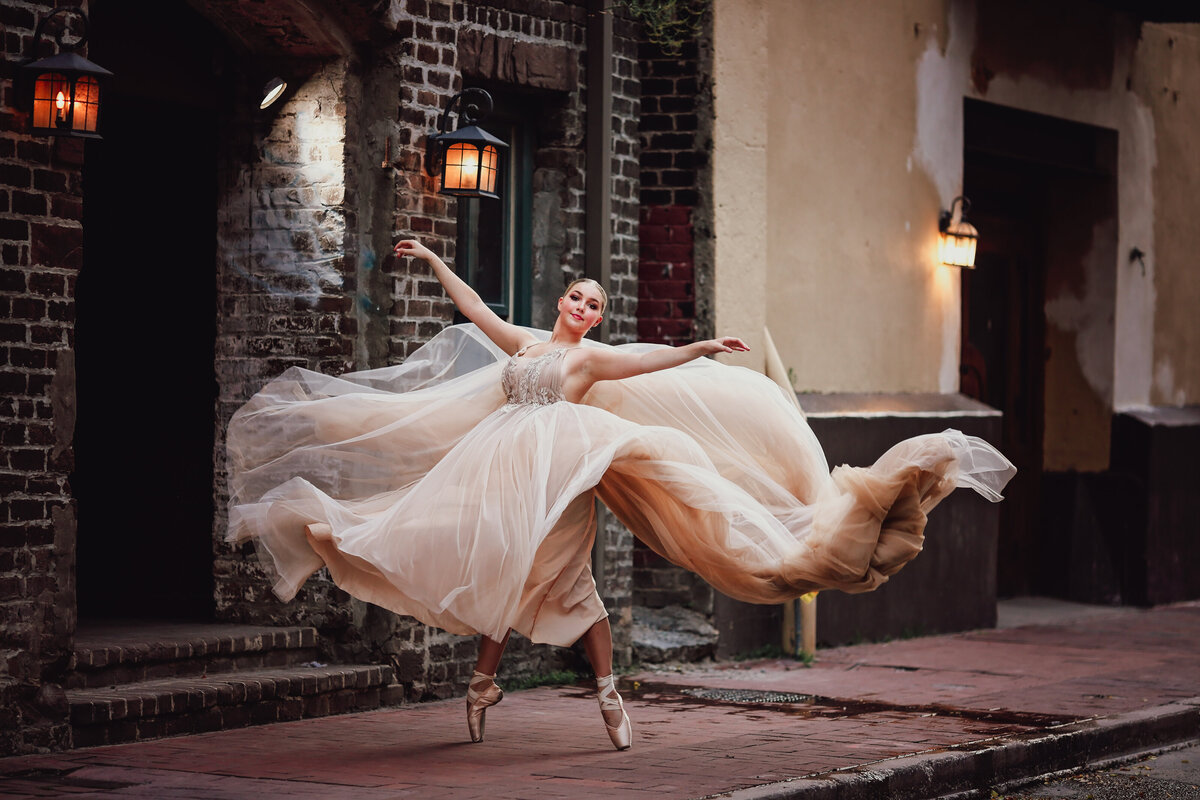 savannah-glamour-classic-outdoor-ballet-movement-portrait-01