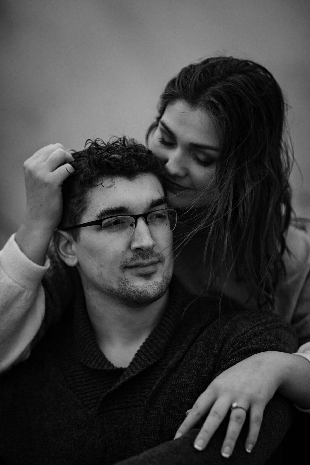 beach+engagement+session+nwi+indiana+photographer+photography+moody+rainy+lifestyle+black+and+white+portrait