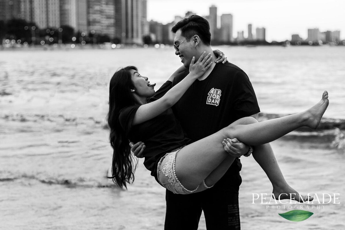 v+v-ohio-street-beach-engagement-session_2313