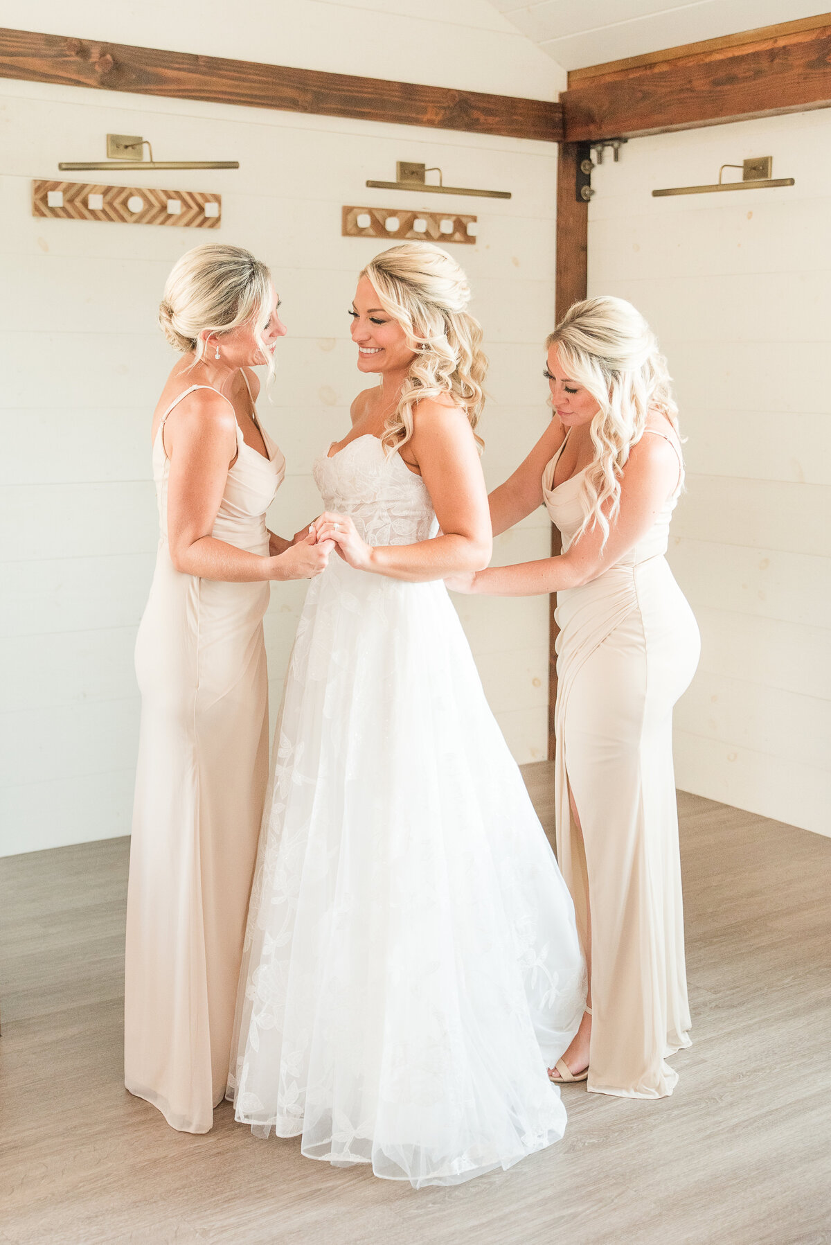 bride and maids of honor at getting reay suite kent island resort
