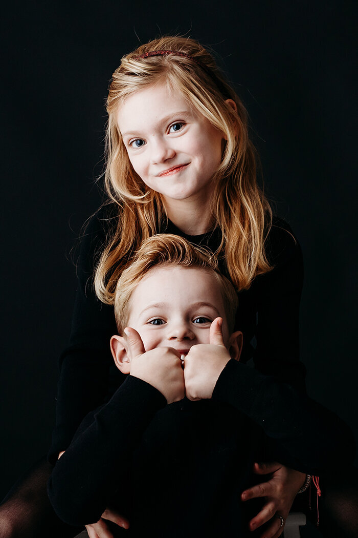 Kinderportret zwarte achtergrond broer en zus
