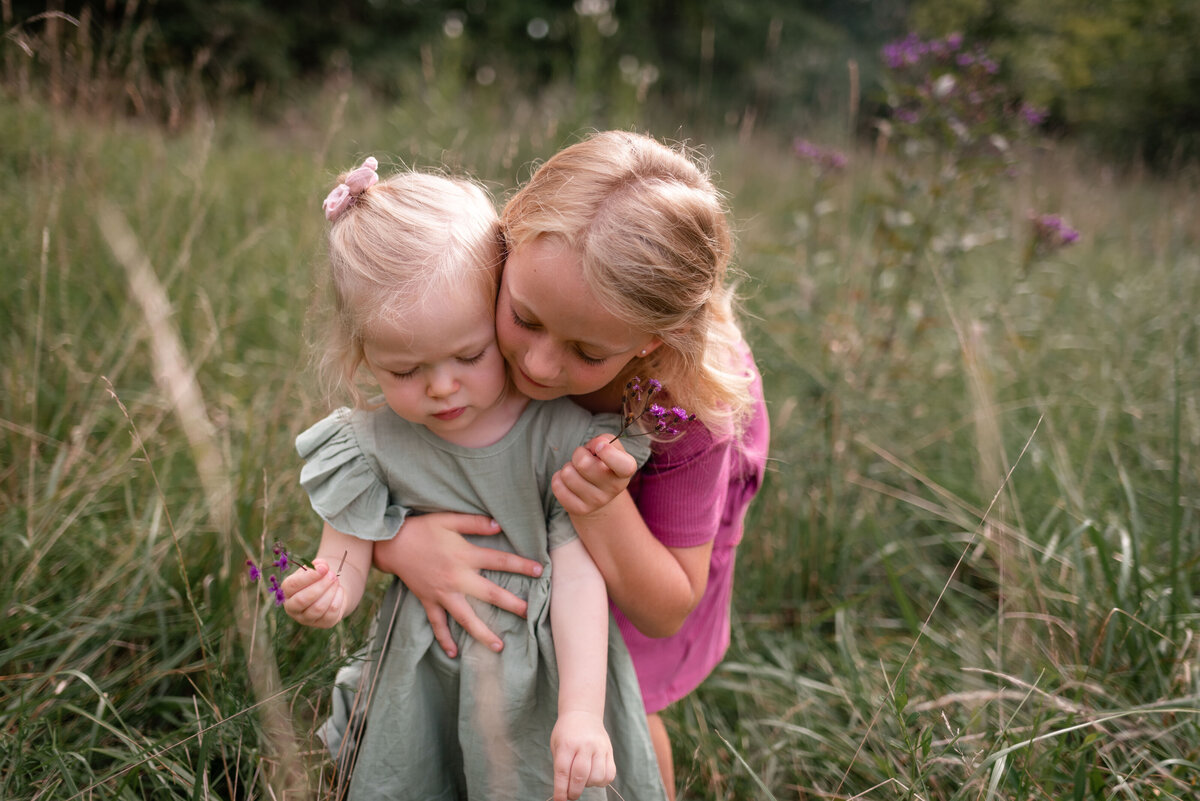 sisters in wildflower field photo family photographer northeast indiana