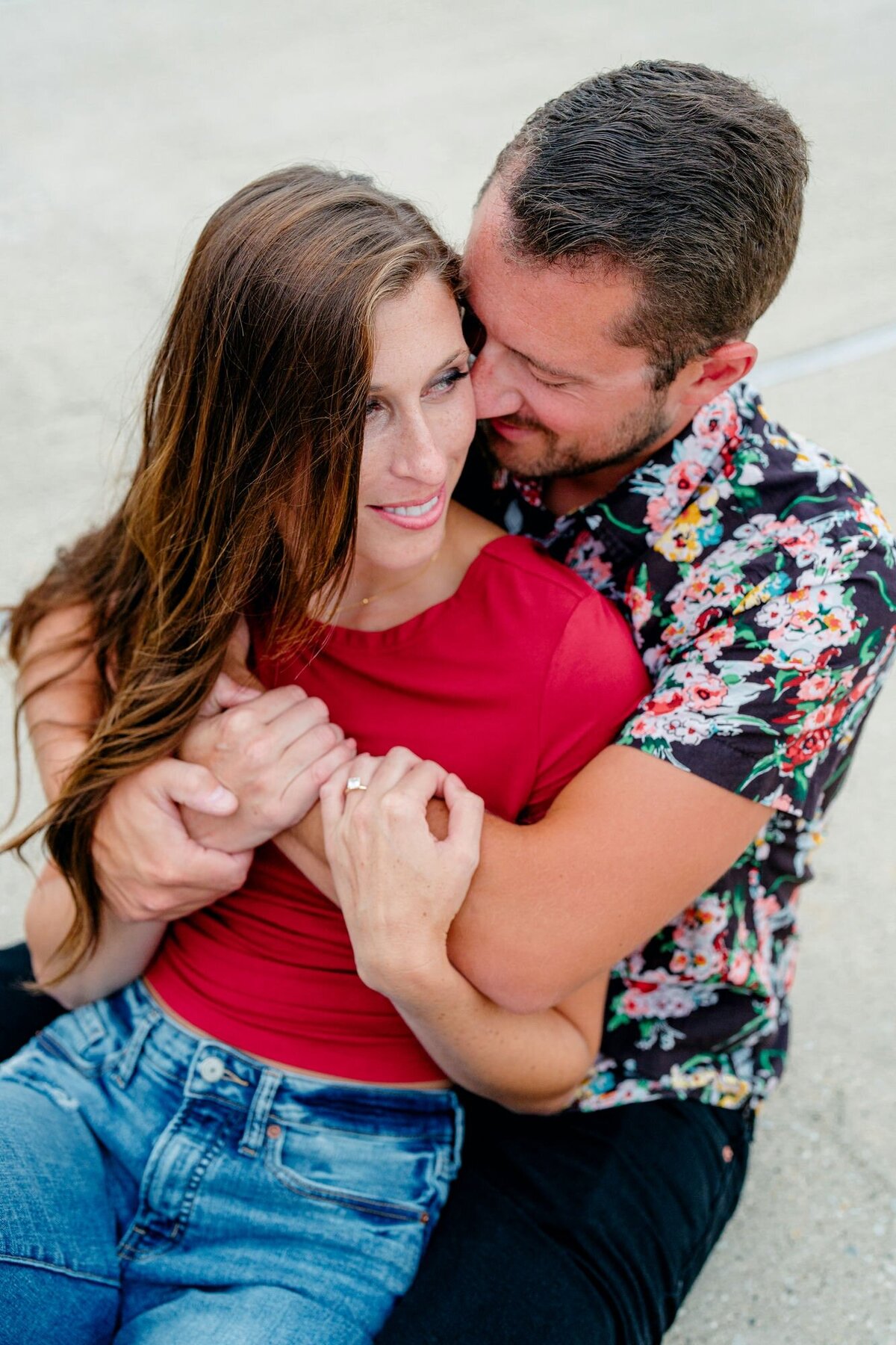 candid-lift-kiss-cityscape-background