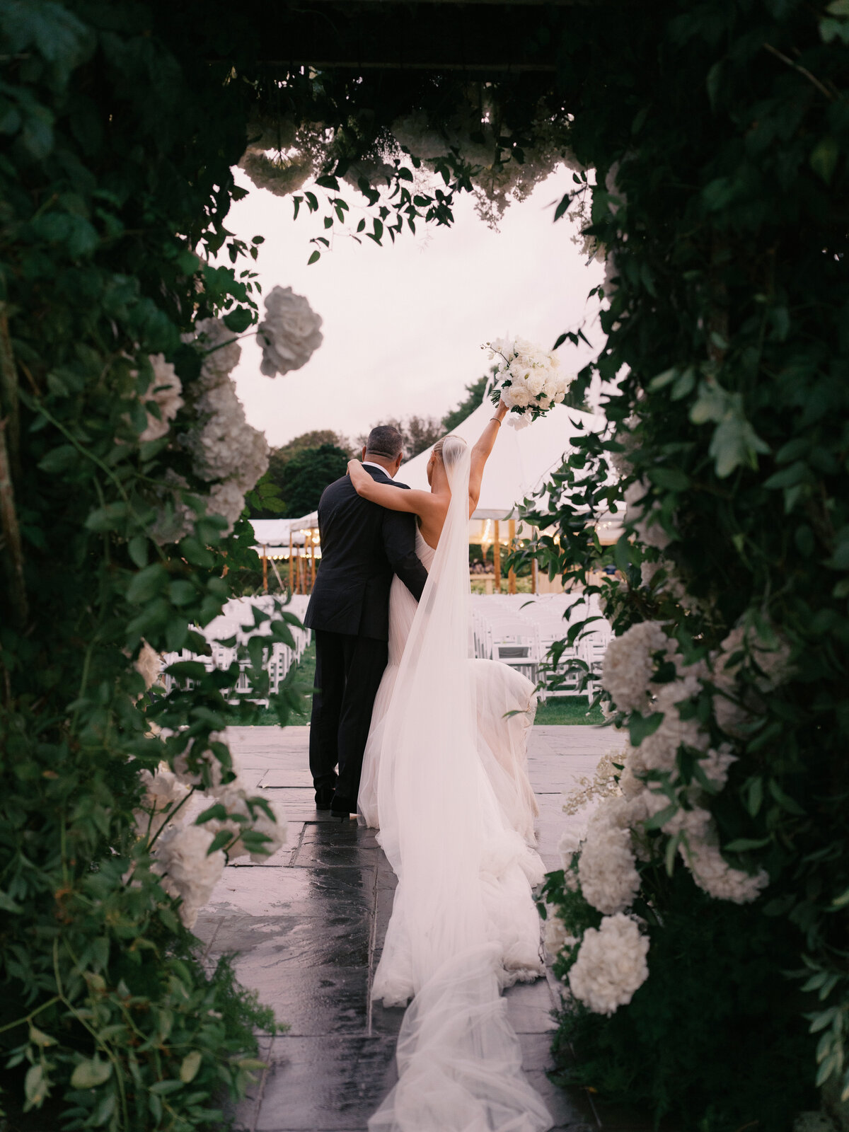 outdoor wedding-ceremony-at-castle-hill-inn
