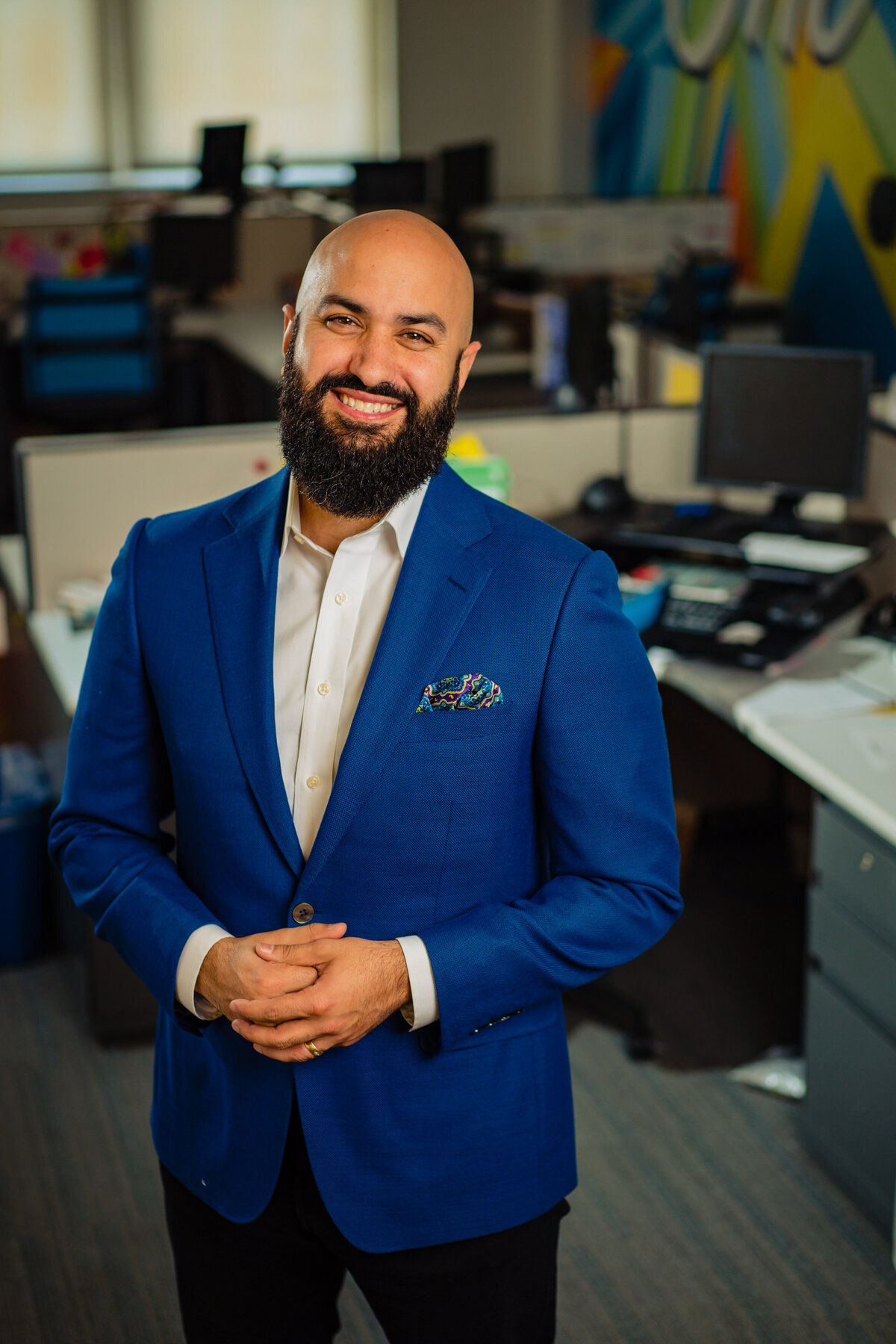 kansas-city-headshot_enviromental-portrait-photography-0102-man-in-blue-suit-standing-headshot