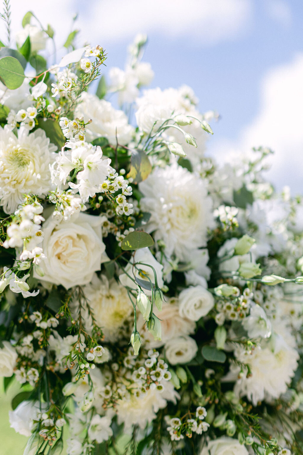 white-wedding-ceremony-florals