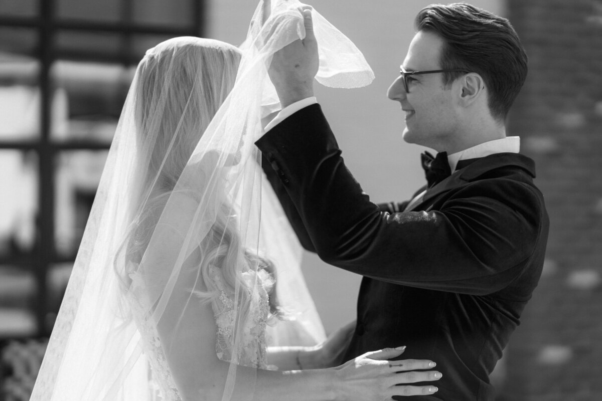 timeless-romantic-luxury-wedding-brideandgroom-veil-reveal-london-photography