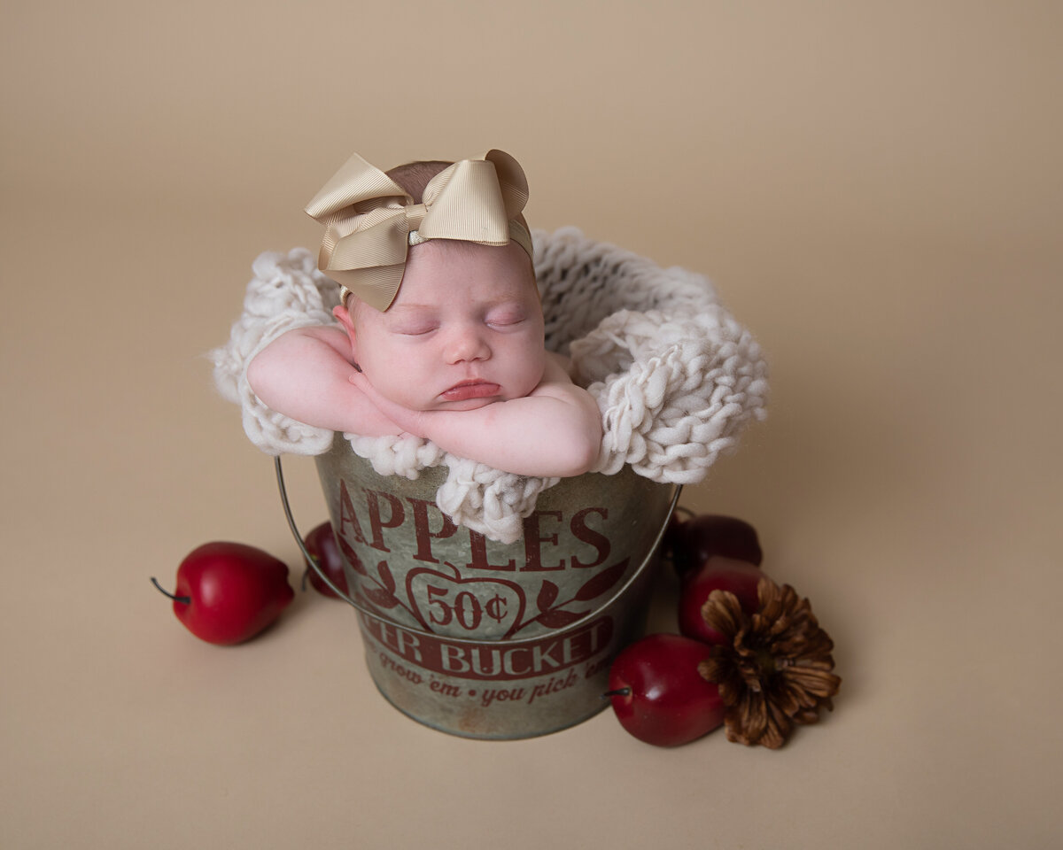 newborn_girl_poses_fall