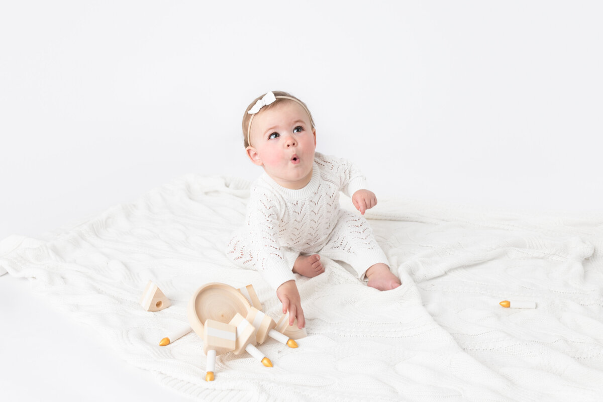 Baby smiling during cakesmash photoshoot by hobart photographer Lauren Vanier Photography