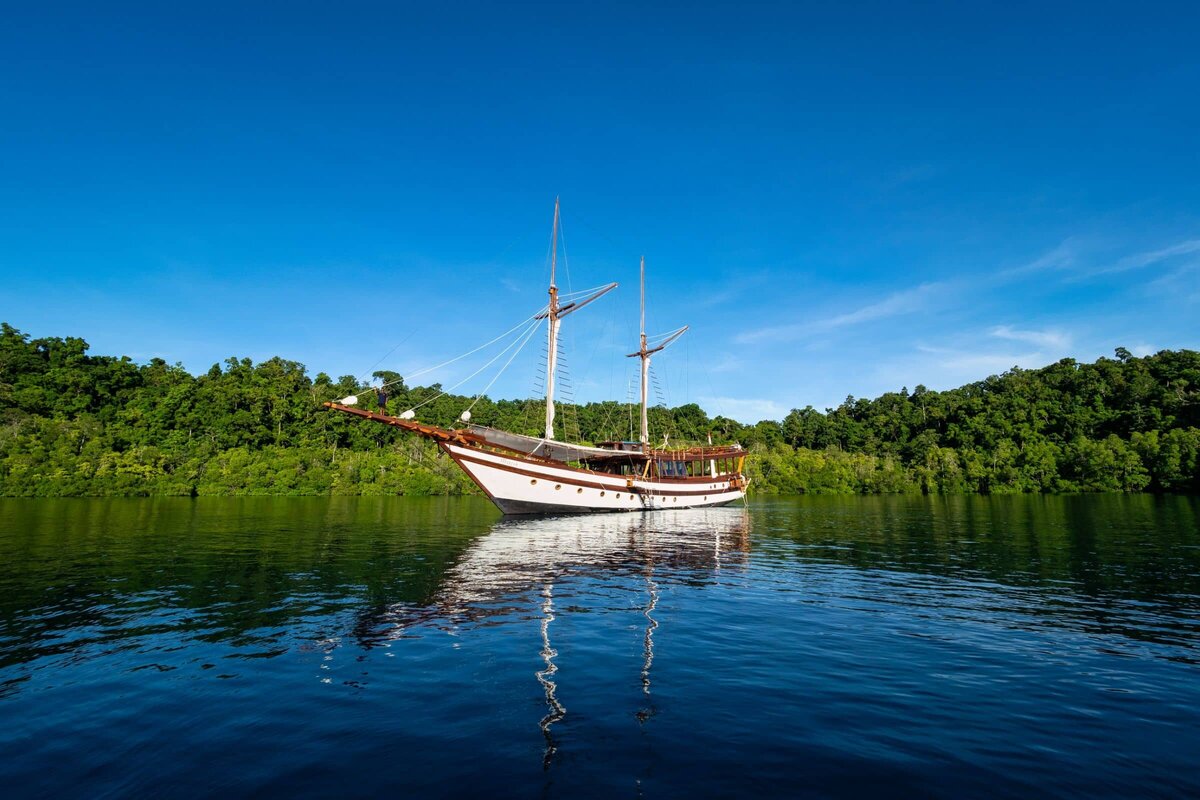 Luxury Yacht Charter Raja Ampat Majik Cruise (19)