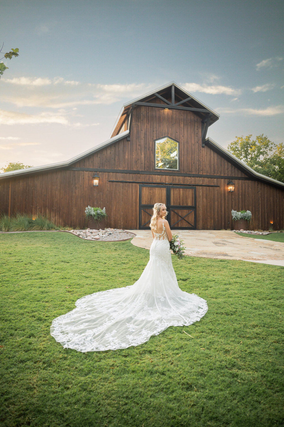 WhisperingOaksBridals