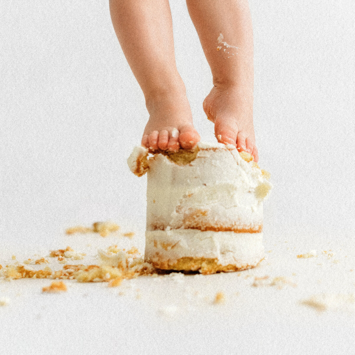LittleWhitePhotography-Cake-Smash-17