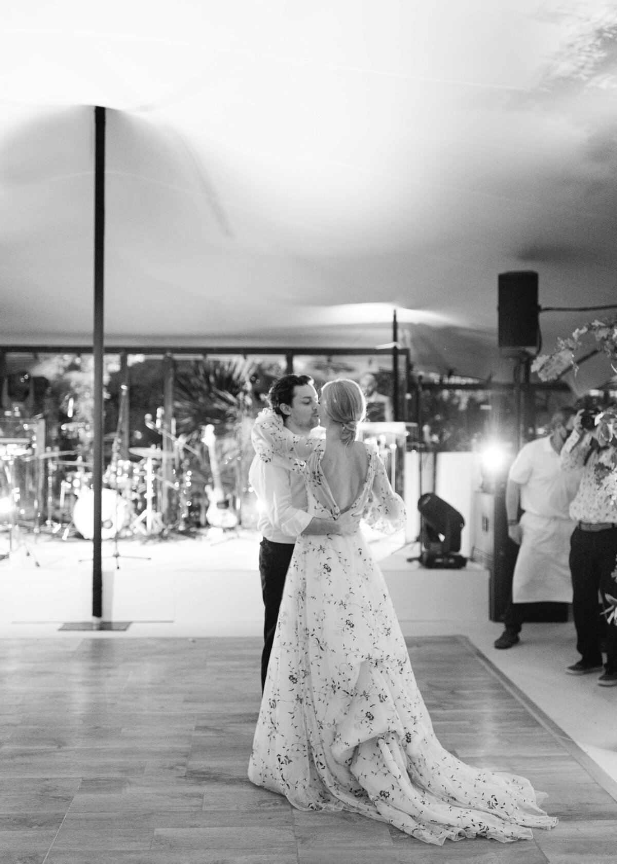 chloe-winstanley-weddings-jewish-bride-groom-first-dance