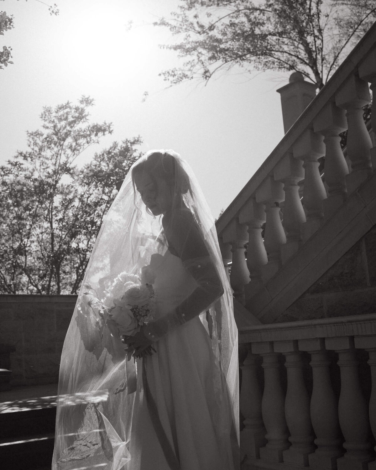 rachel-dale-photography-bw-bride-with-vail-and-bouquet