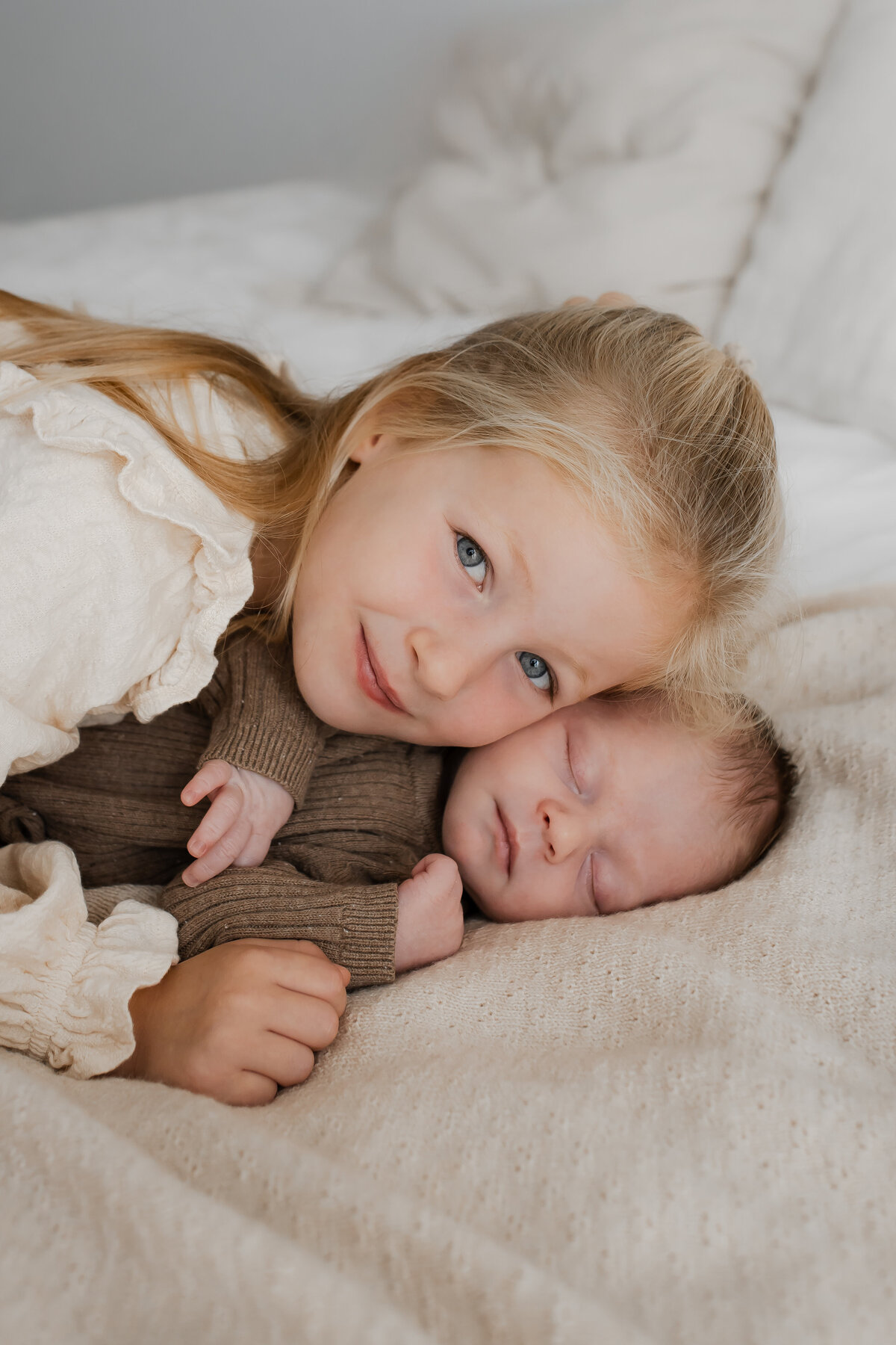 Newbornshoot grote zus en baby