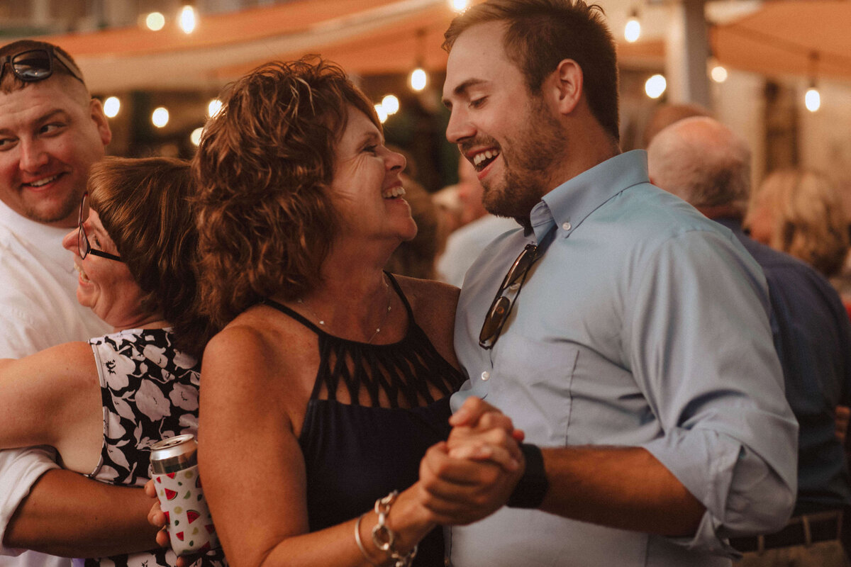 milwaukee-outdoor-wedding-nikki-n-photography-570