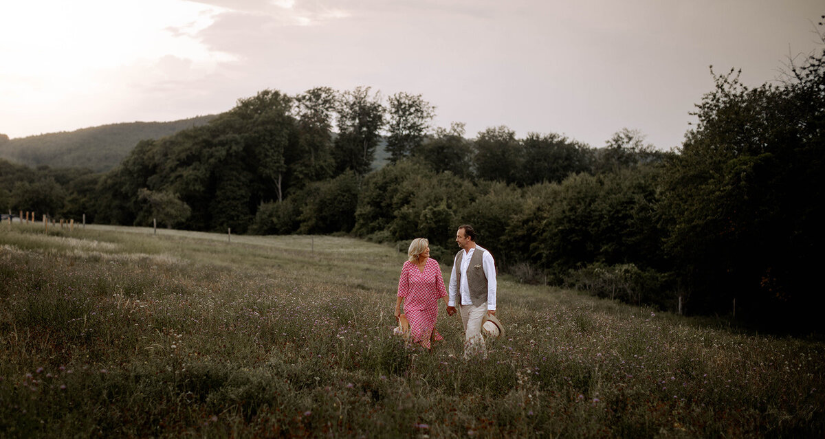 Niederösterreich Fotograf Feld romantisch Storytelling Wienerwald Blumenwiese