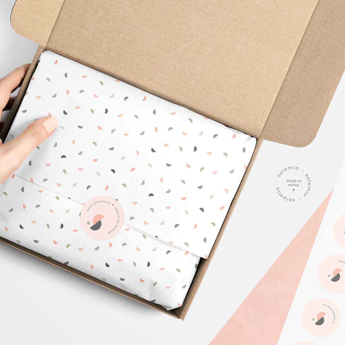 Solemio-03-Logo-Design-Barefoot-Store-Be-spotted-brand-studio