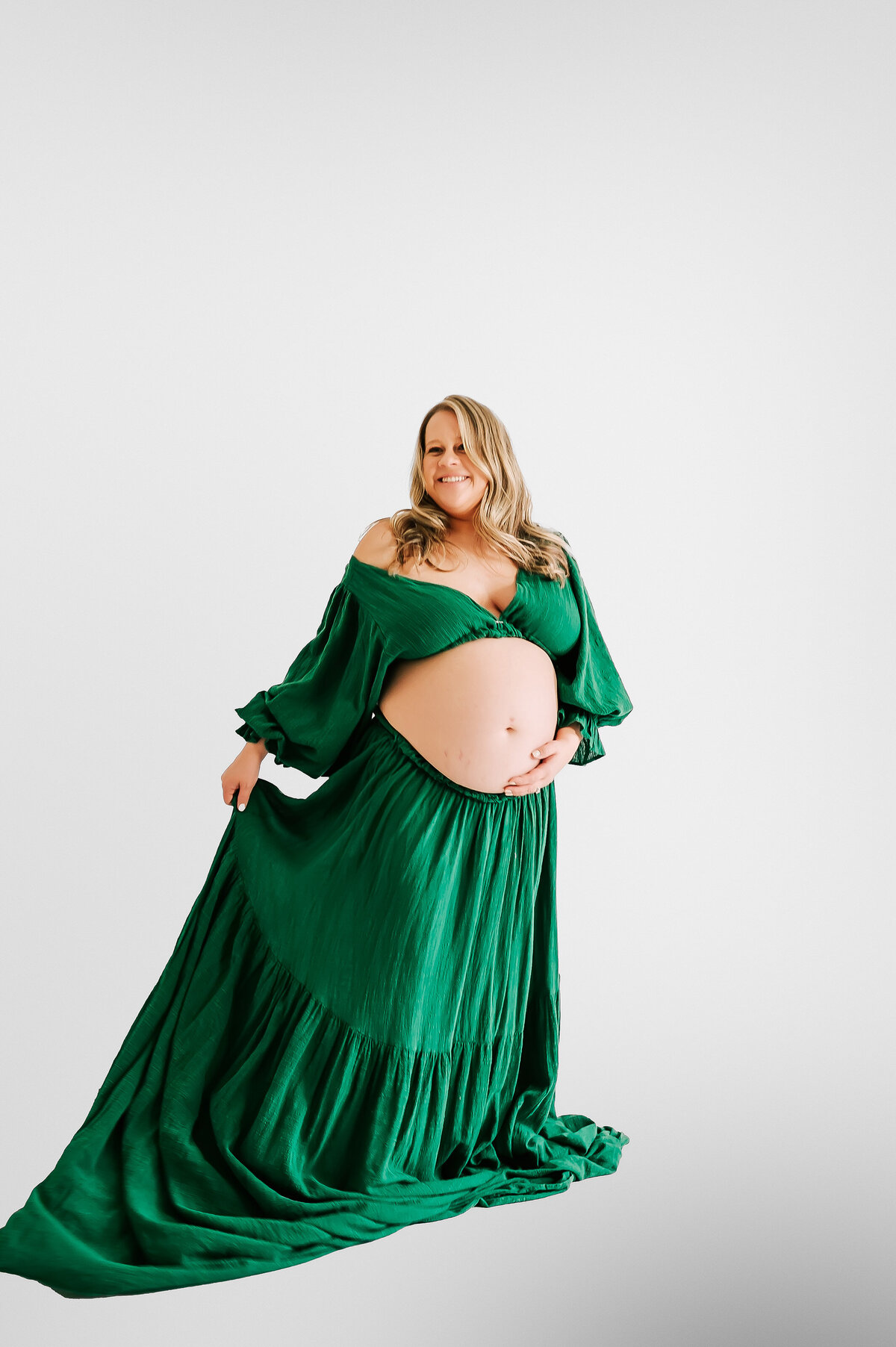Springfield MO maternity photographer Jessica Kennedy of The XO Photography pregnant mom dancing laughing