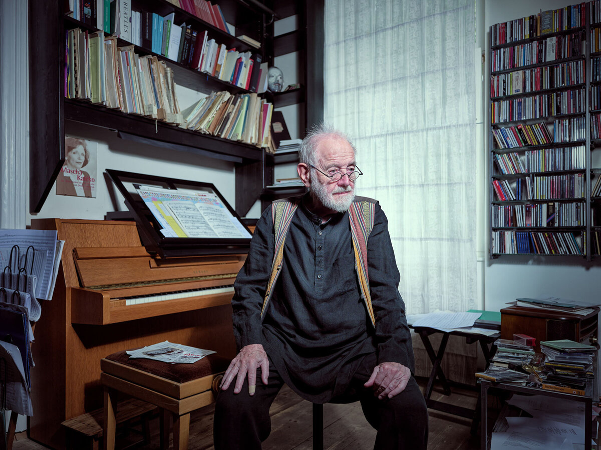 Künstlerportrait eines Komponisten in Wien – Atelier Schulte fotografiert Persönlichkeiten der Musik- und Kulturszene in ihrer individuellen Arbeitsumgebung.