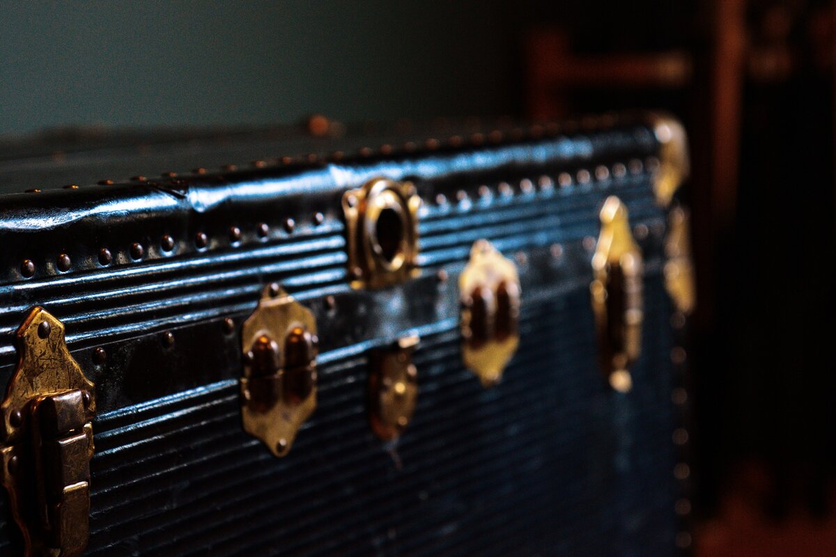 Steamer chest dark blue with brass tacs and brass fittings