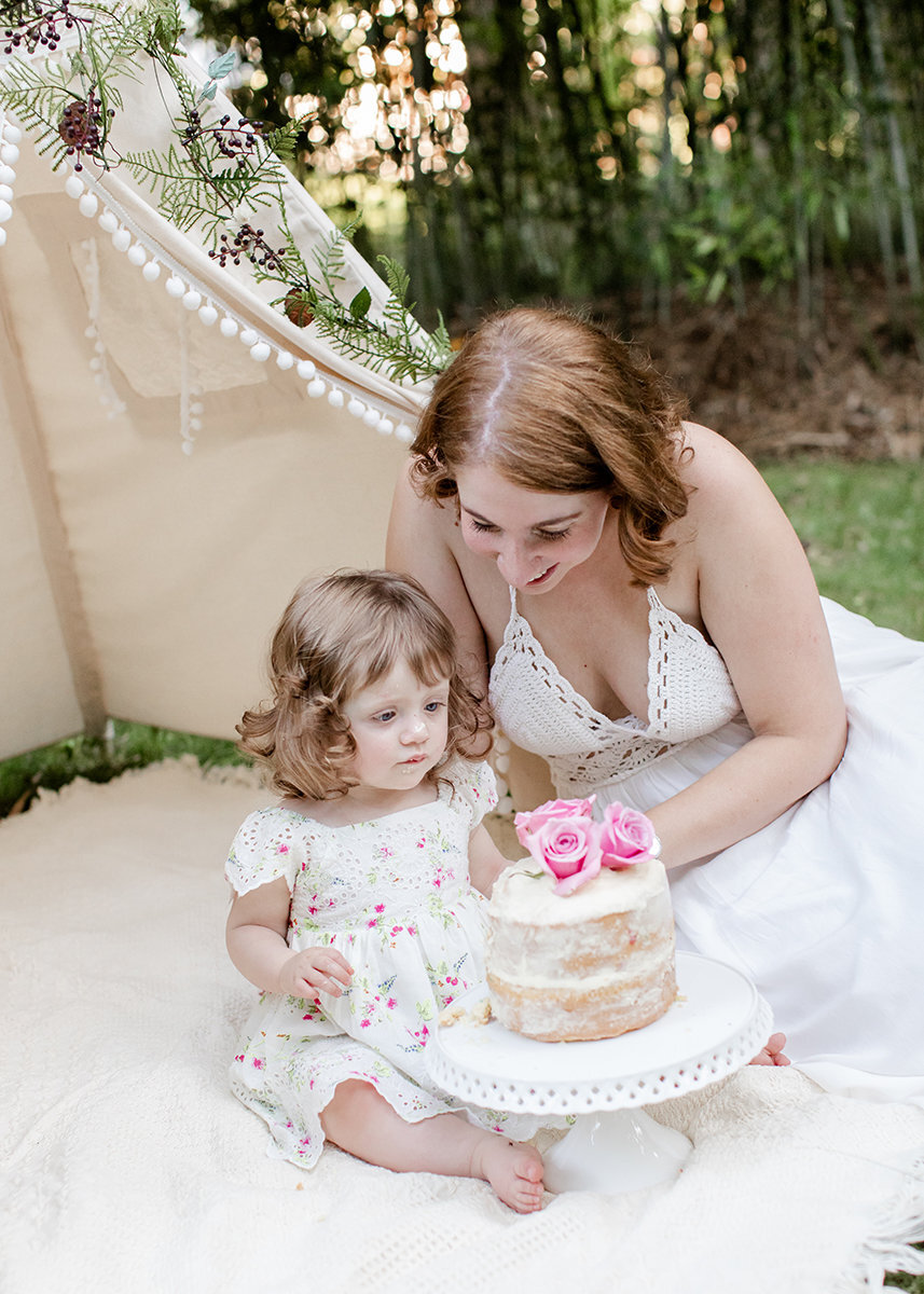 mom-baby-teepee-cake