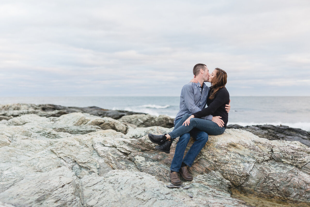 Couple kiss at Brenton Point Park