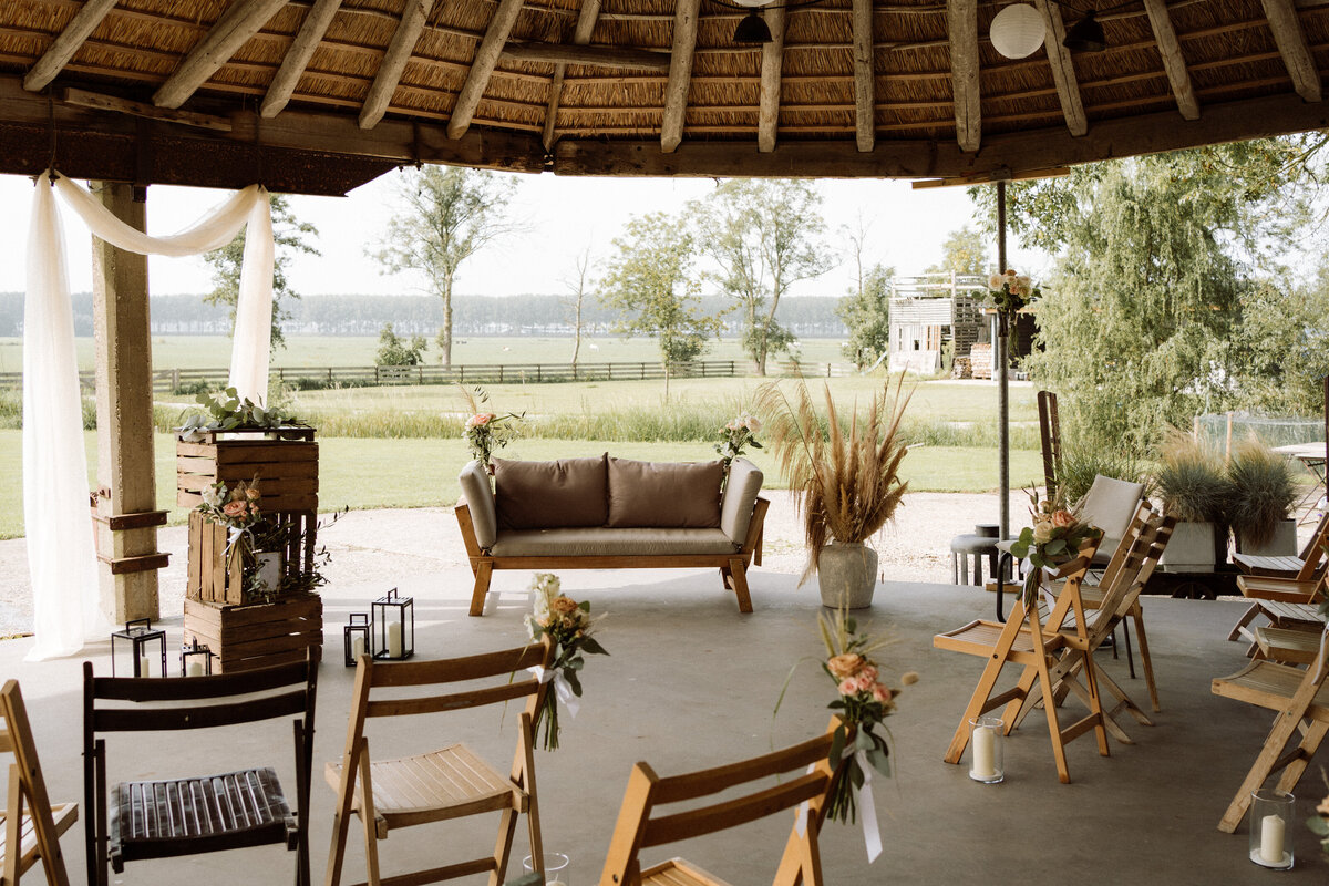 Sfeervolle bruiloft bij Nigtevecht Freeland Farm, met een persoonlijk aangekleed decor en het bruidspaar dat geniet van een lange borrel in een gezellige, intieme sfeer. Ceremonie opstelling bruiloft. 