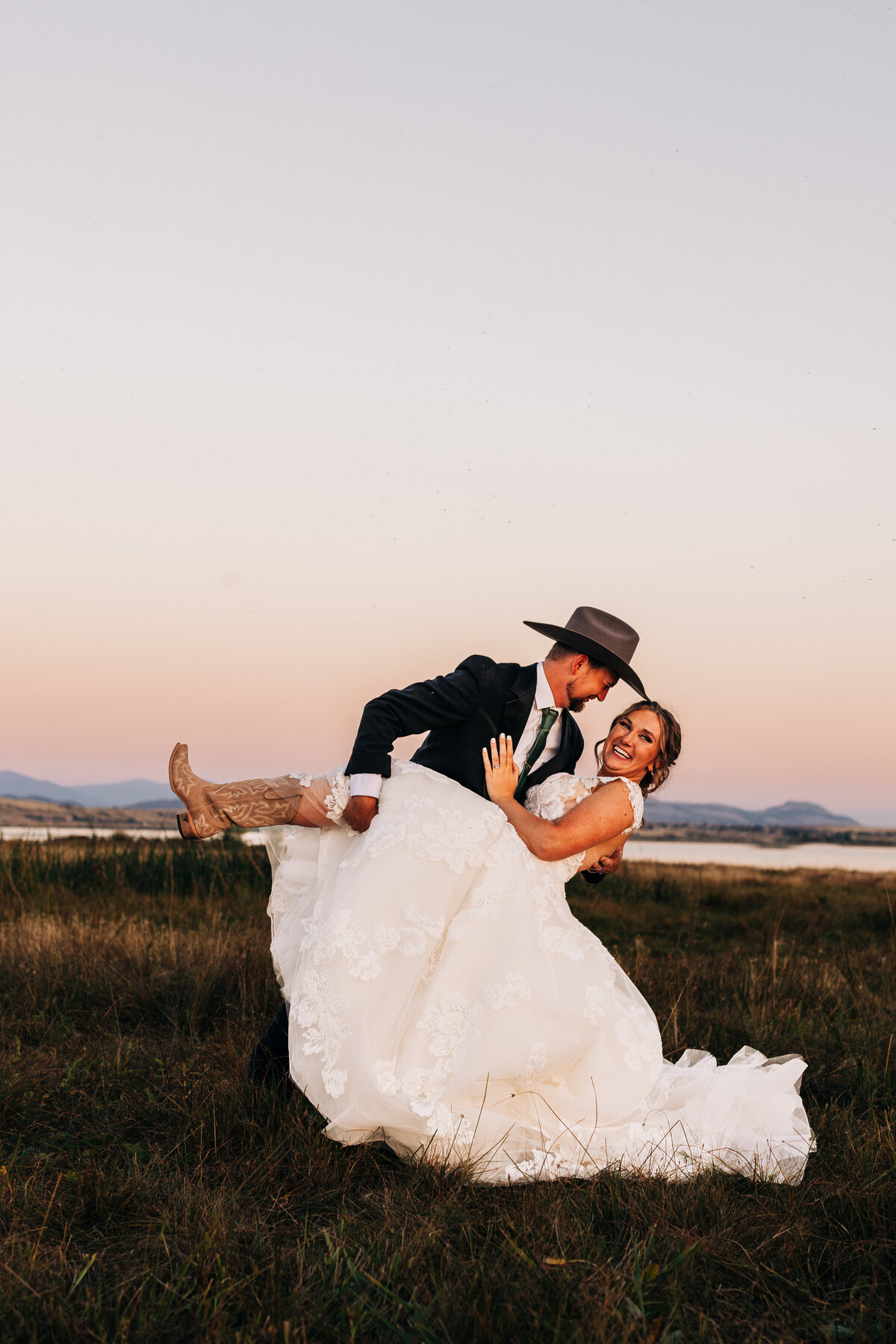 U Diamond Barn Wedding: Captivating Moments in Rustic Serenity