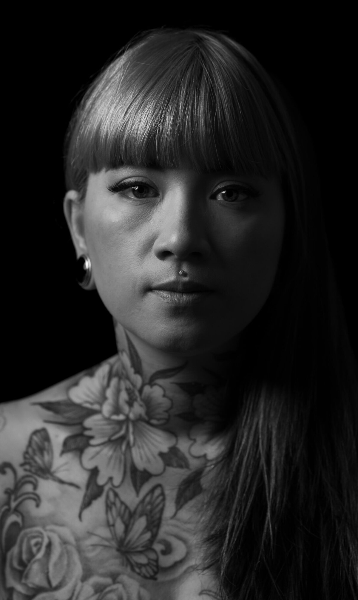 Karaktervol portret van een vrouw in de studio, met zachte belichting en een pure uitstraling door Studio 2Shoot.