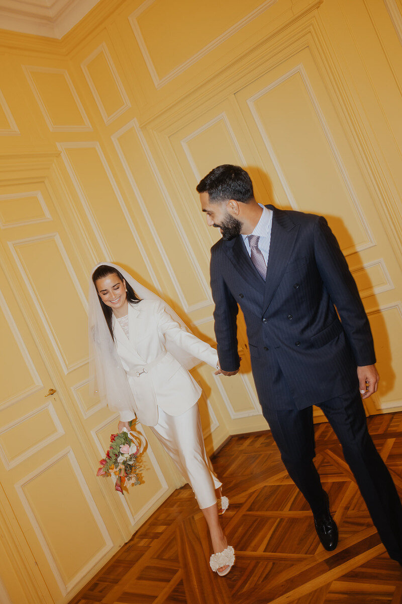 wedding-couple-portrait-walking-flash-laurianevega