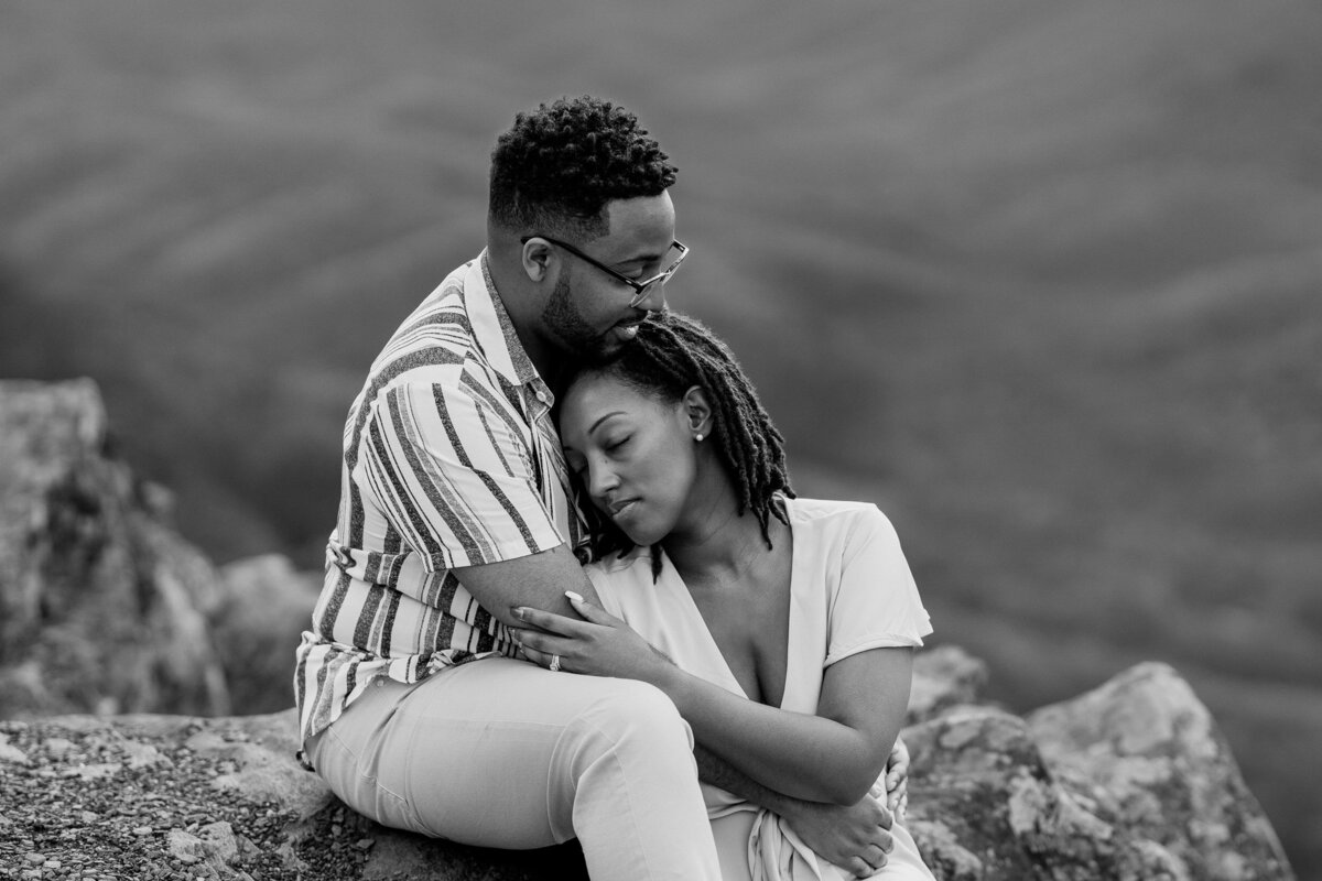 couple sits on mountaintop