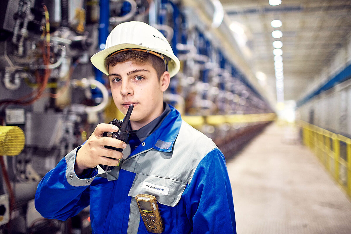 Businessfotografie für Ausbildungsbetriebe – Atelier Schulte fotografiert junge Fachkräfte authentisch in industrieller Umgebung für moderne Personal- und Imagekampagnen.