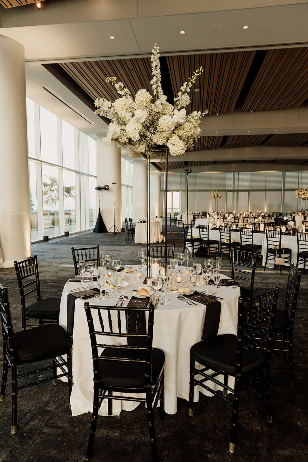 discovery-world-modern-downtown-wedding-milwaukee-087