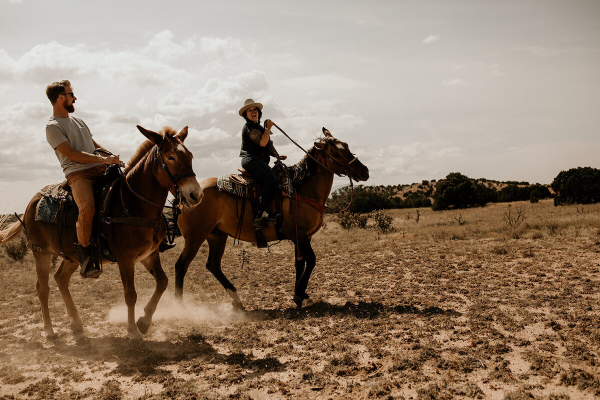 santa-fe-new-mexico-horseback-riding-engagement-photos (21)