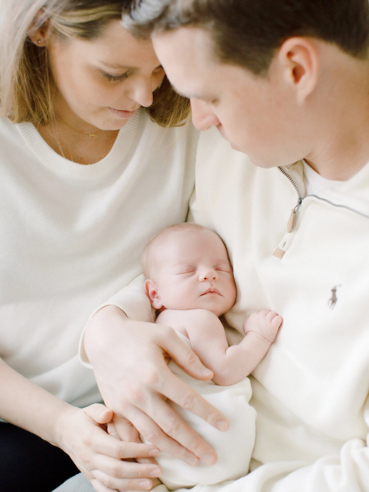 family-lifestyle-photo-in-san-diego-neutral-colors