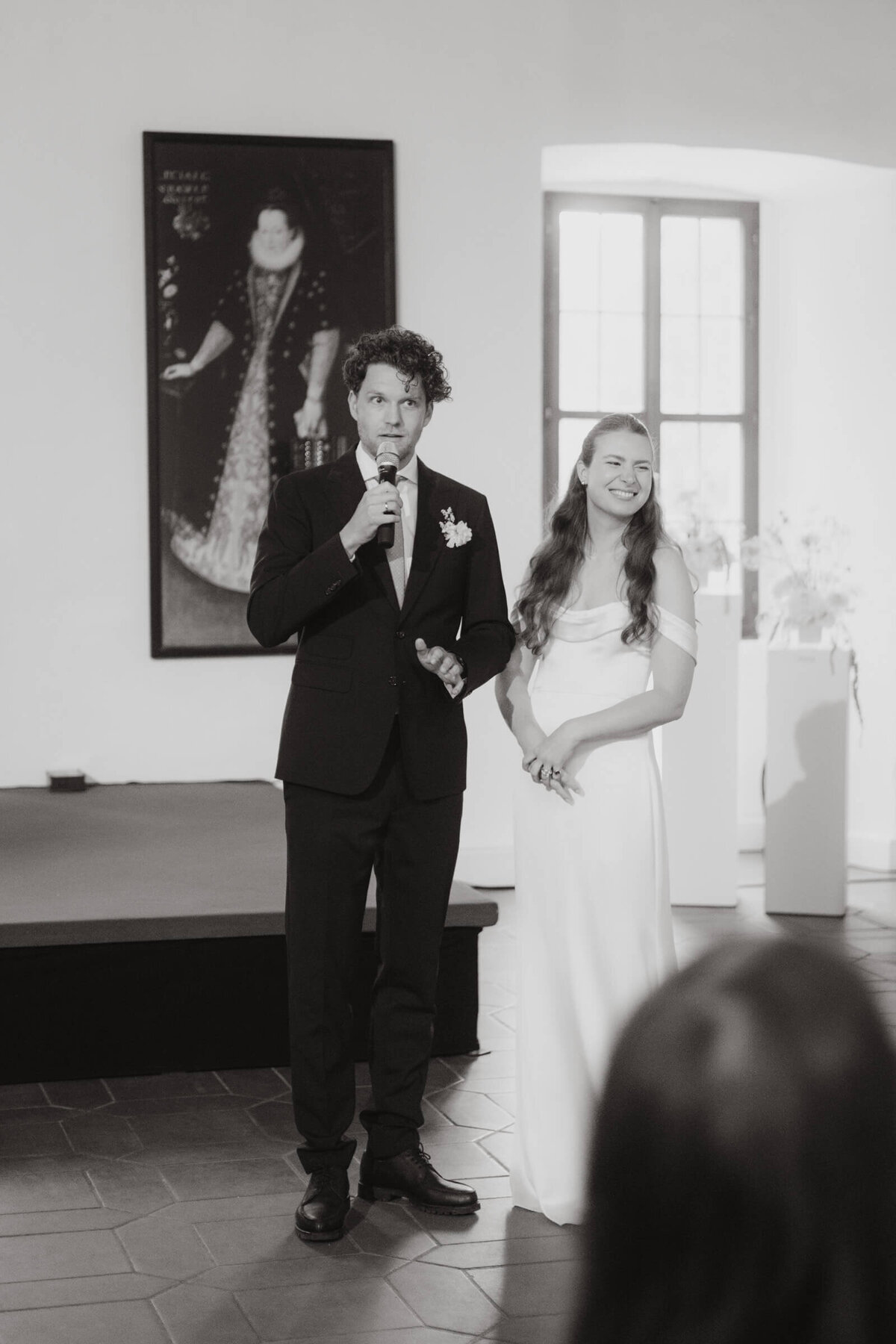 Brautpaar hält Rede – persönliche Worte bei einer Hochzeit im Palast Hohenems.

