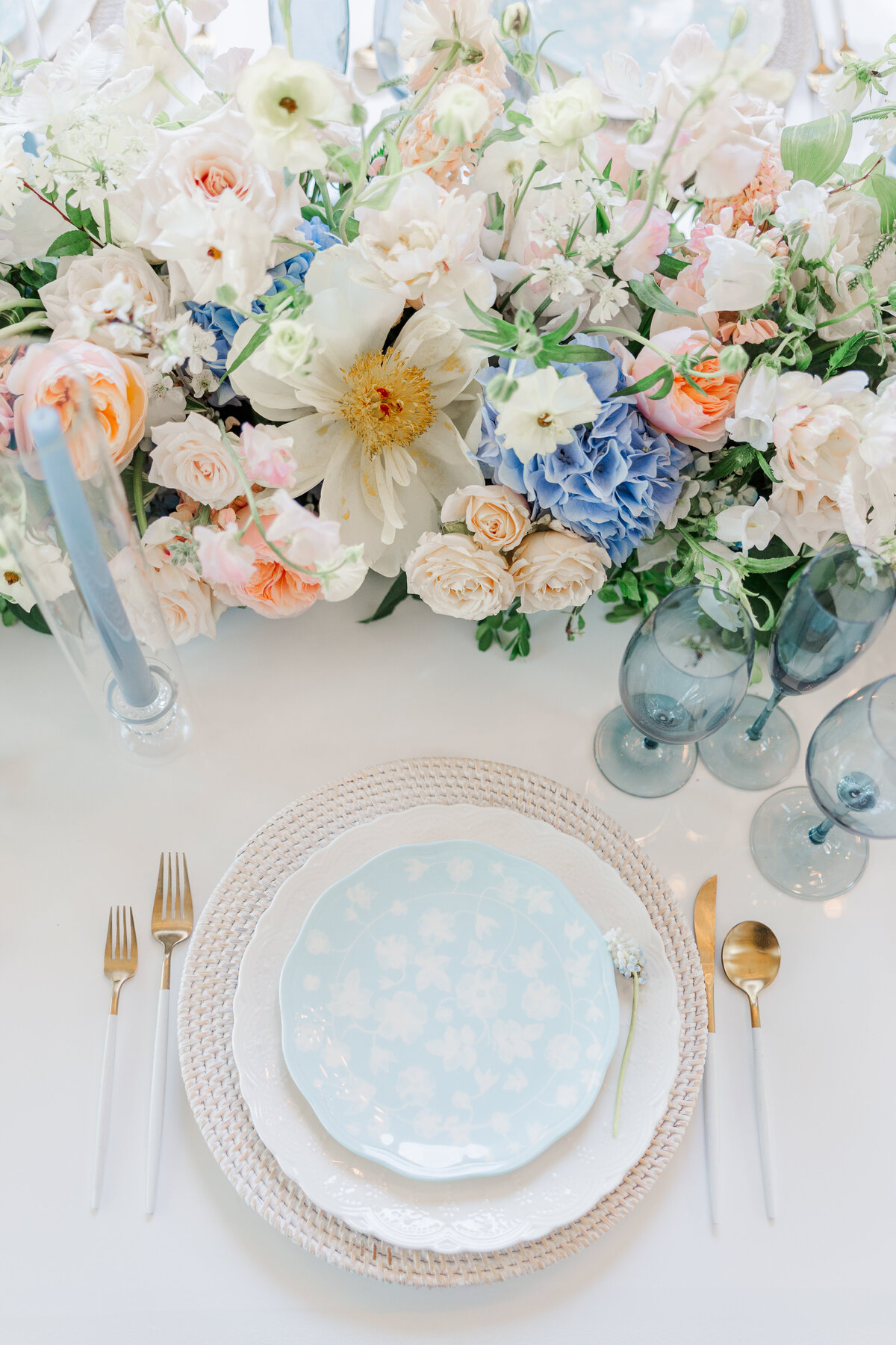 brittany-graf-photography-glen-manor-house-portsmouth-ri-newport-mansion-tablescape-florals-wedding-flowers-details-16